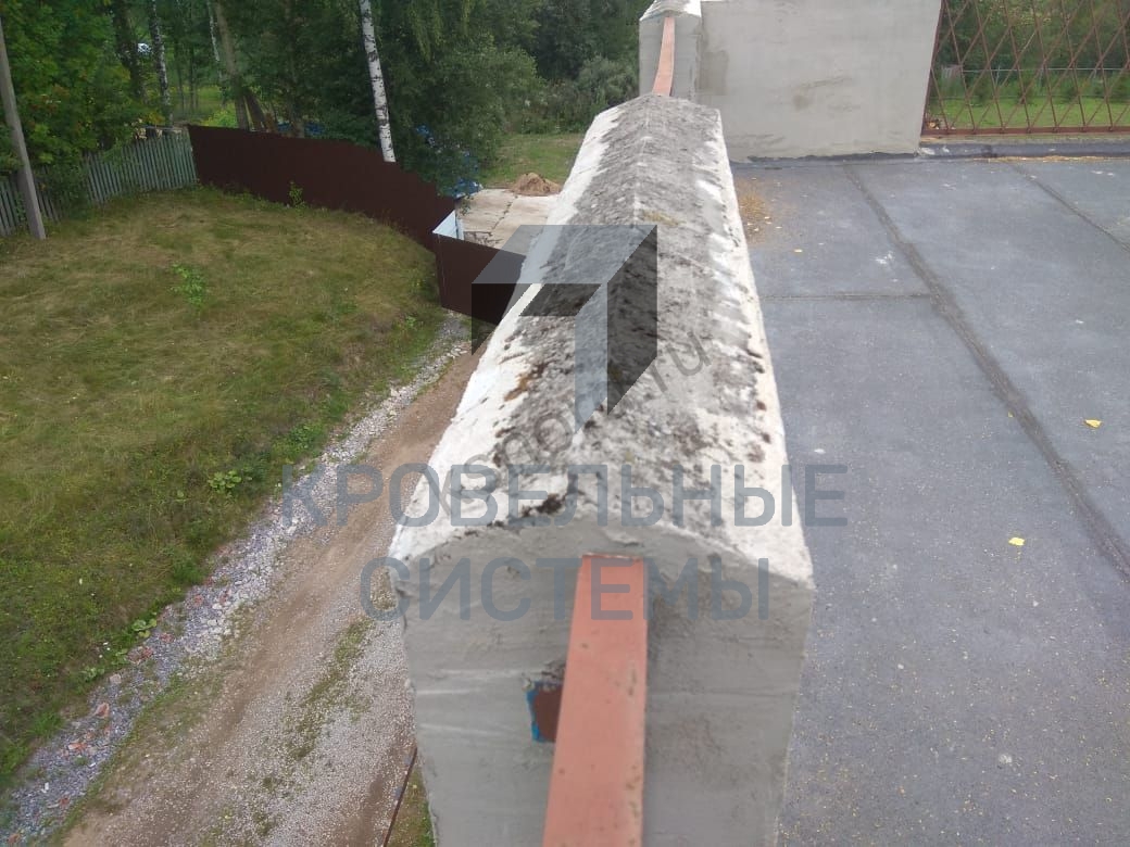 Примыкание бетонного парапета к металлическому ограждению