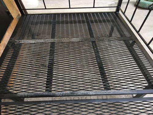 Металлическая площадка на лестнице к дому