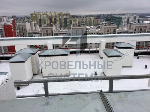 Вентиляционные зонты на крыше многоквартирного дома